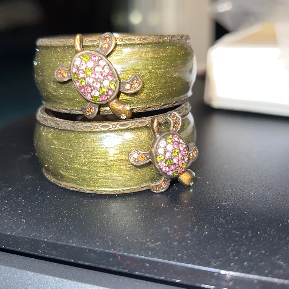 Pair of Jay Strongwater Napkin Rings green with turtle